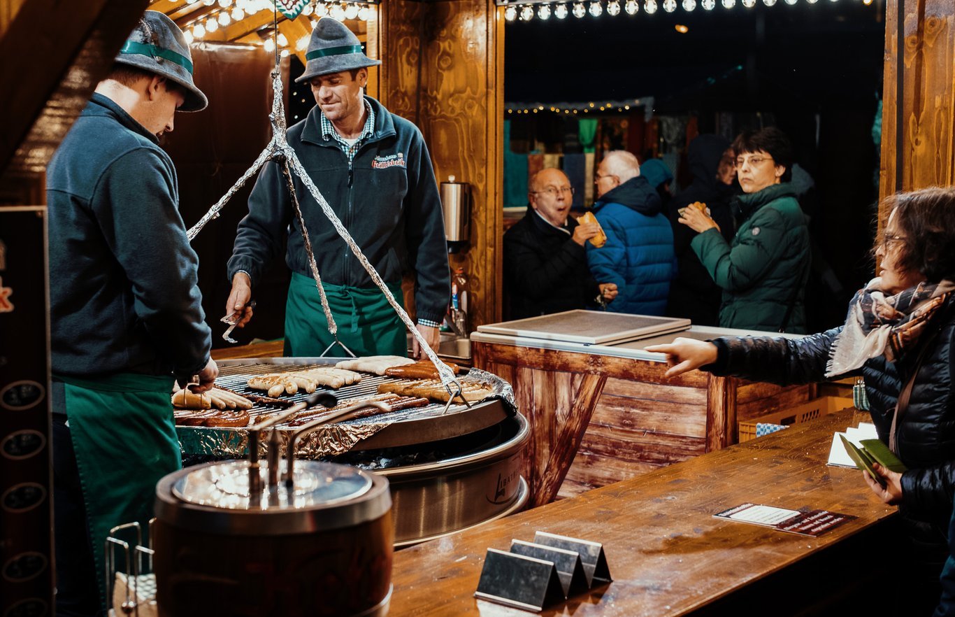 Les bratwursts sont à l'honneur pendant les marchés de Noël.