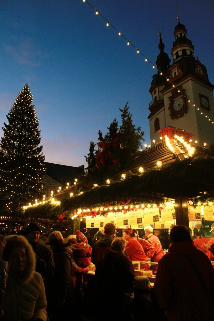 Ambiance de marché à la nuit tombée (Chemnitz, Allemagne).