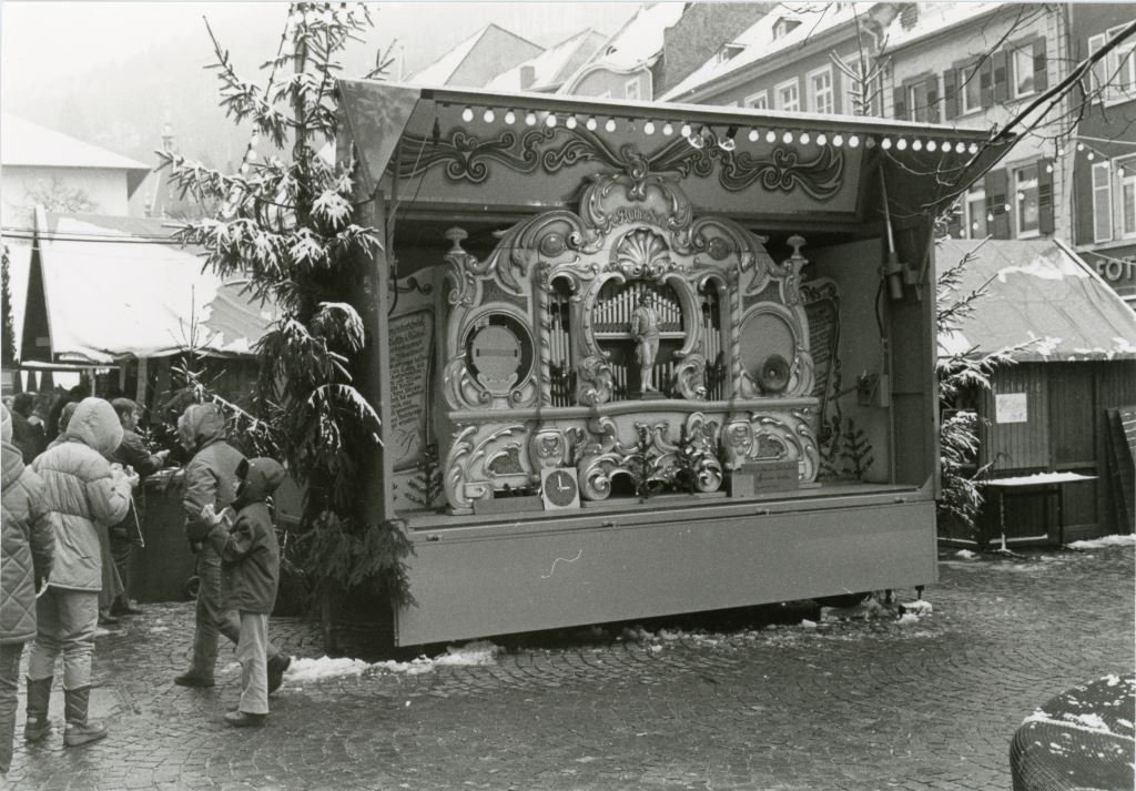 La ville d'Heidelberg (Allemagne) ajoute un orgue de concert au cœur de son marché de Noël (en 1981).
