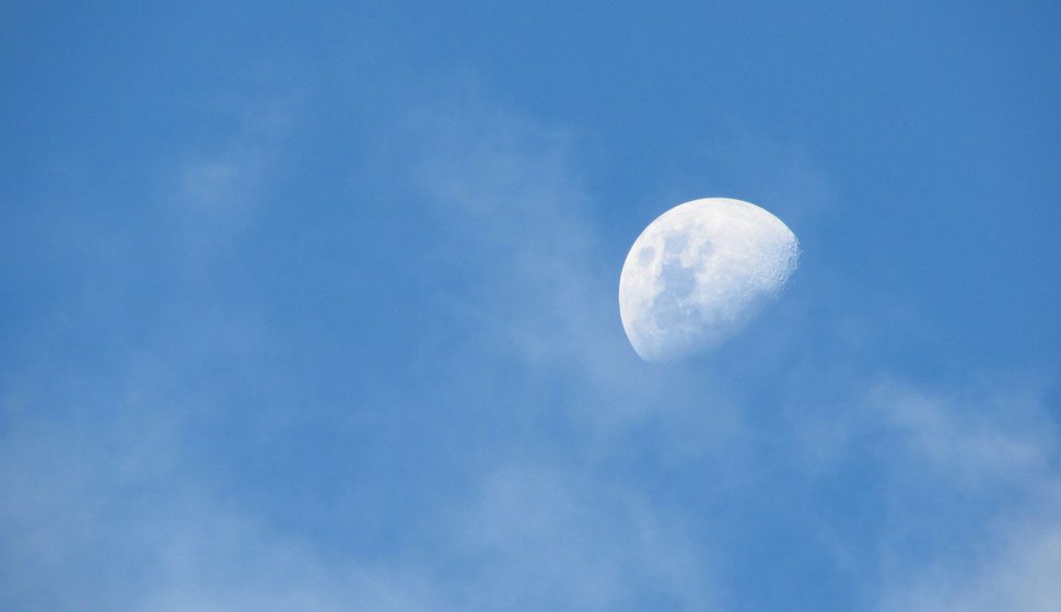 Demi lune dans le ciel