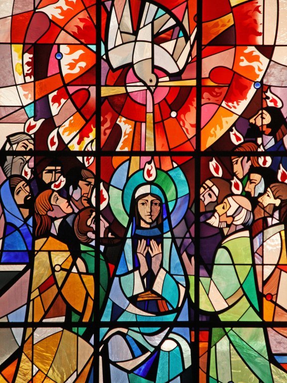 Vitrail moderne représentant la Pentecôte, église de St Aloysius, Somers Town, Londres