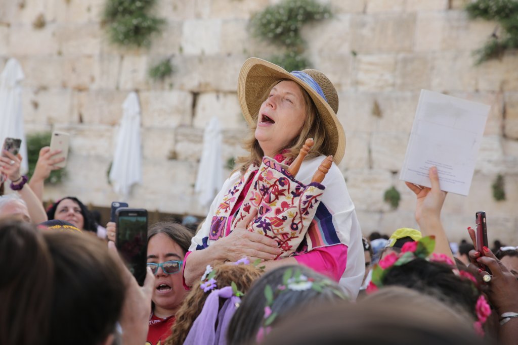 Anat Hoffman, présidente de l'association, chante des litanies au mur des lamentations (Kotel), 4 juin 2019