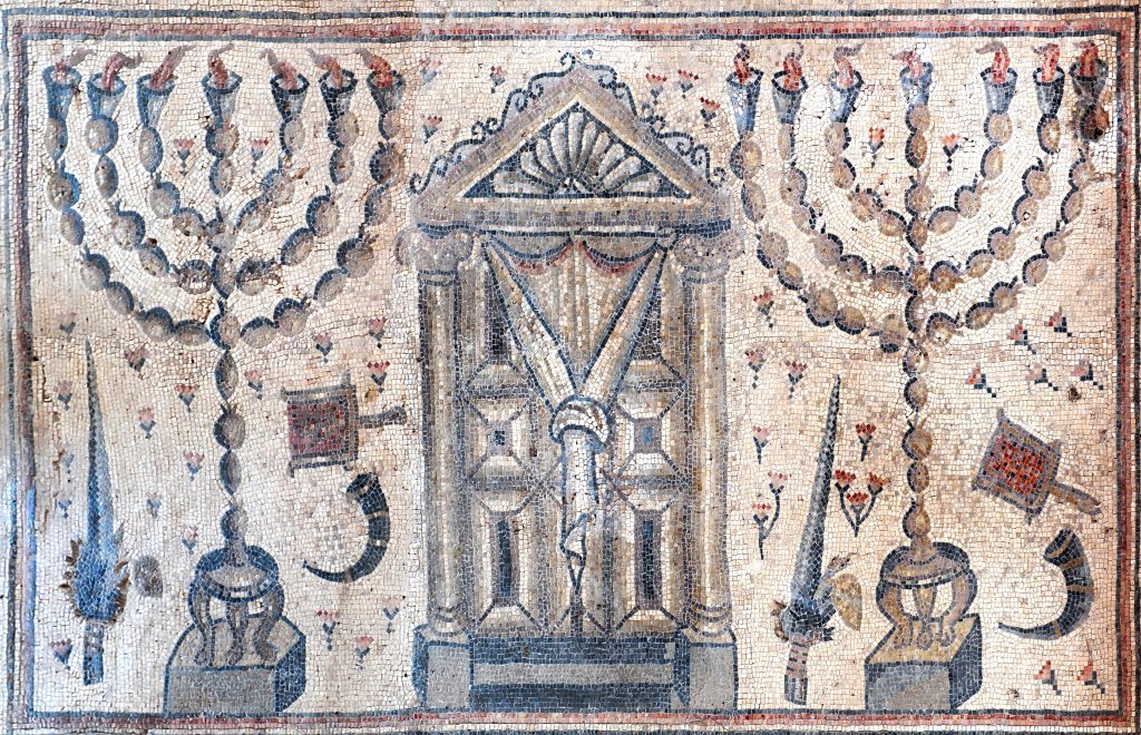Mosaïque de la synagogue d’Hammath-Tibériade. <br/>Un lulav est représenté à gauche de chaque menorah (candelier).