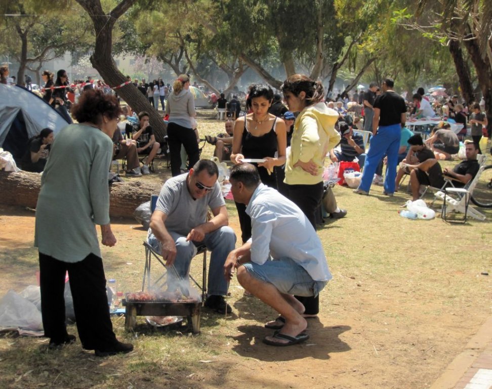 Barbecues le jour de la célébration, le rituel du <em>mangal</em>, une tradition récente chez les Israéliens