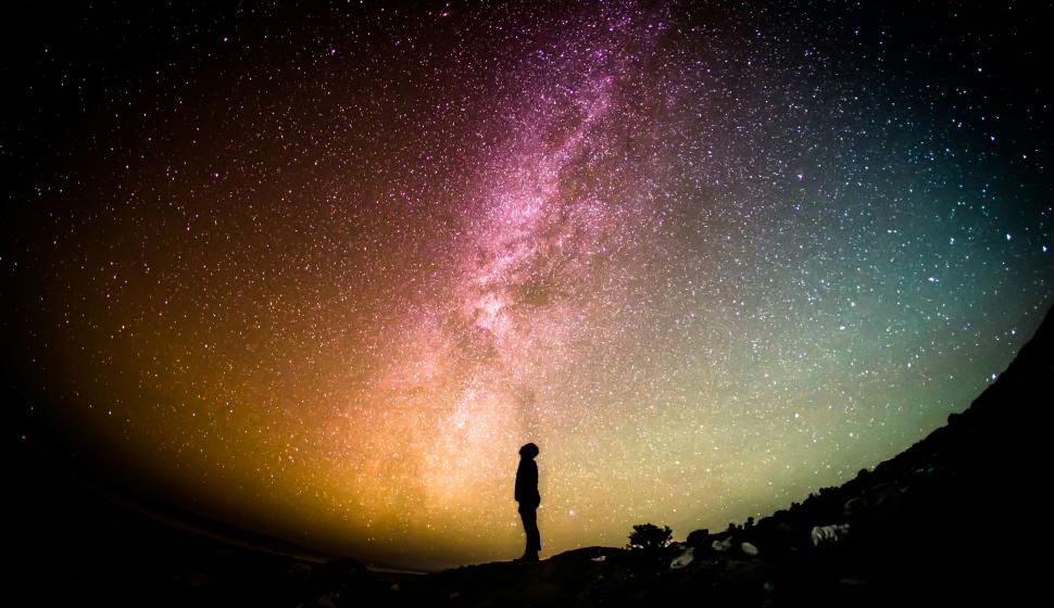 En astrologie, regarder le ciel renvoie l'homme à lui-même.