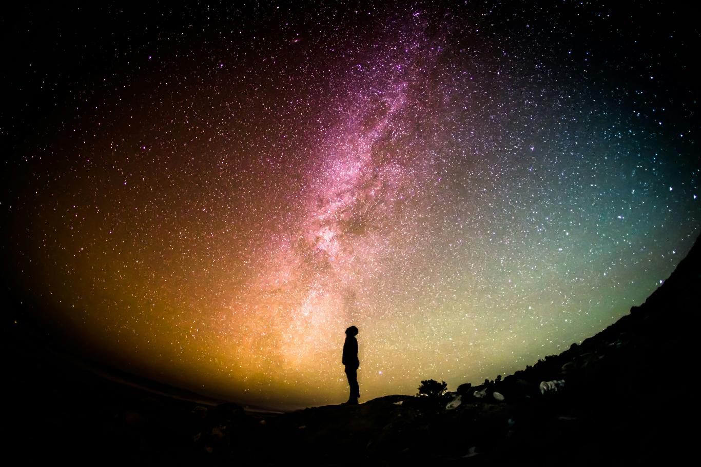 En astrologie, regarder le ciel renvoie l'homme à lui-même.