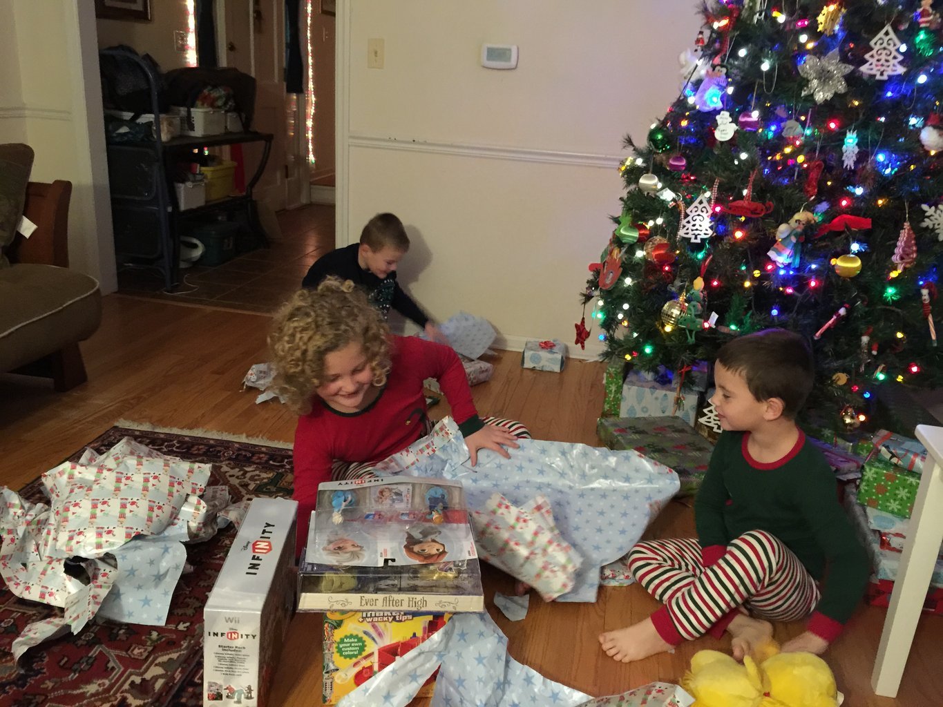 Un moment très attendu : l'ouverture des cadeaux.
