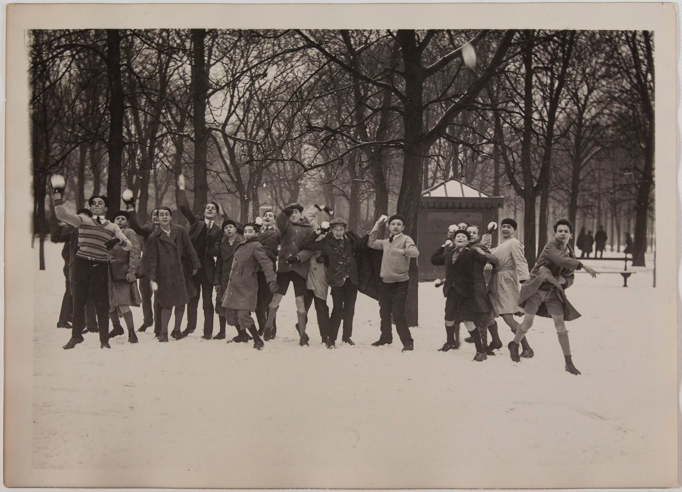 Groupe d'écolier lançant des boules de neige (jardin du Luxembourg, Paris 6). [Agence Rol, Photographe]