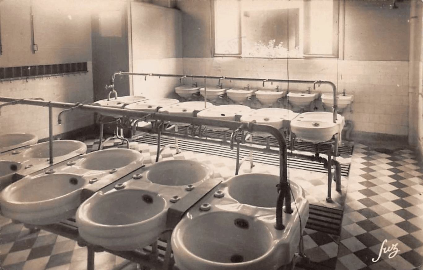 "Une des salles de propreté" de la colonie de vacances scolaires de Bobigny (milieu du XXe siècle) à St-Pierre-d'Oléron.