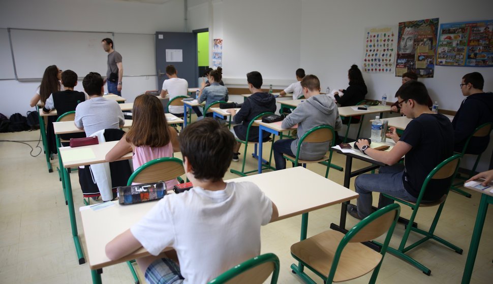 Les élèves passent les épreuves du brevet du collège sous haute surveillance.