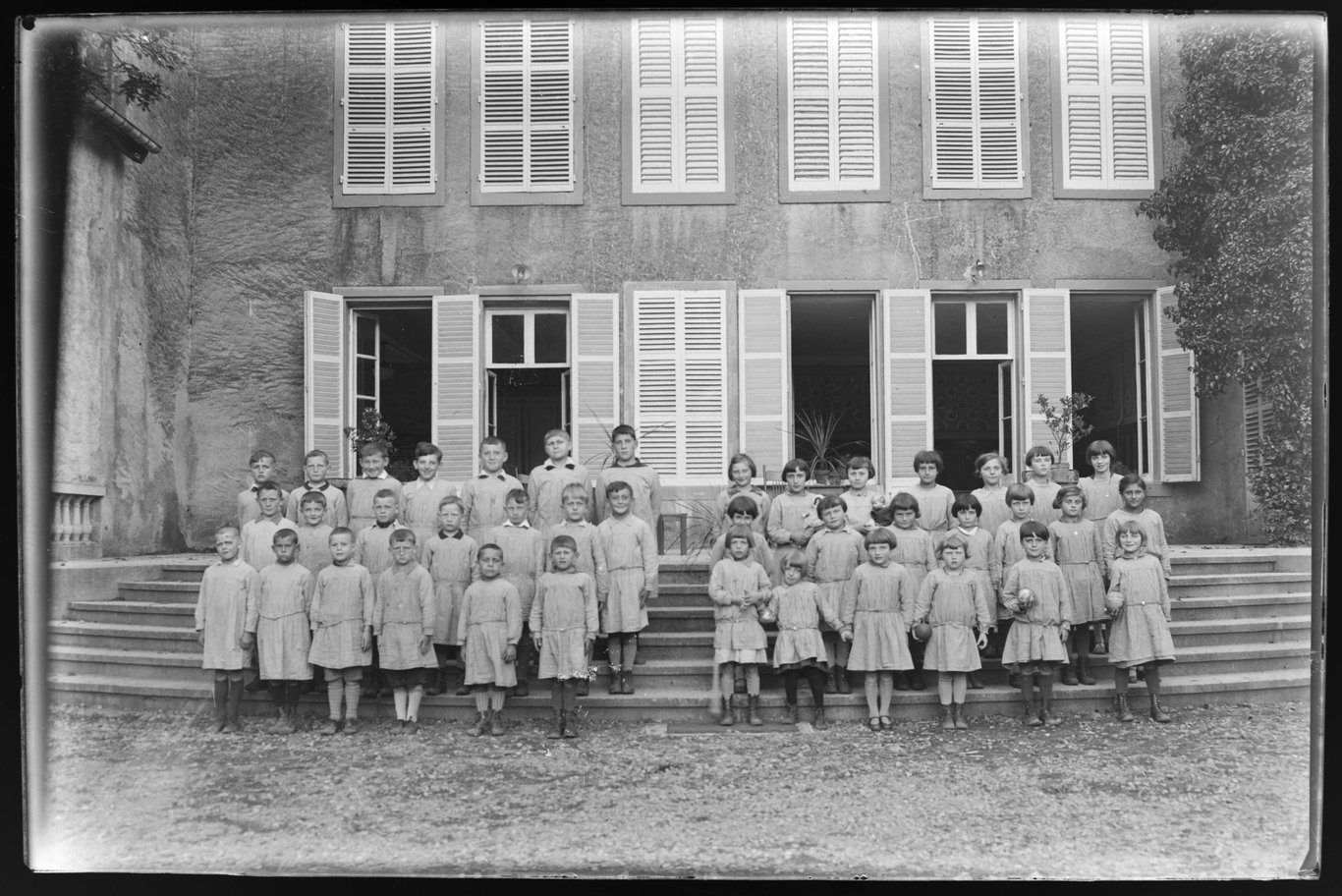Photo de classe d'écoliers (fin du XIXe-début du XXe siècle).