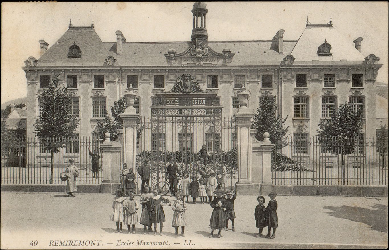 Carte postale représentant l'école de Maxonrupt de Remiremont (Vosges) à la fin du XIXe siècle-début du XXe siècle.