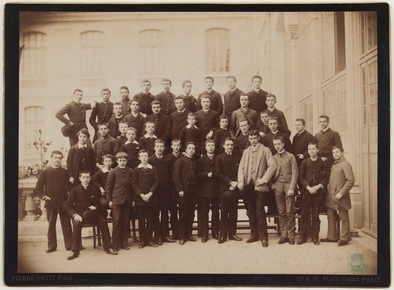 Photo de classe de lycée de Georges Hugo, petit-fils de Victor Hugo (au premier rang, cinquième élève en partant de la droite). Circa 1885.